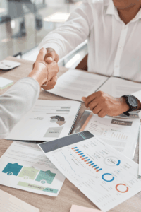 Funil de vendas B2B estruturado com etapas, critérios de avanço e métricas de conversão para operações comerciais escaláveis