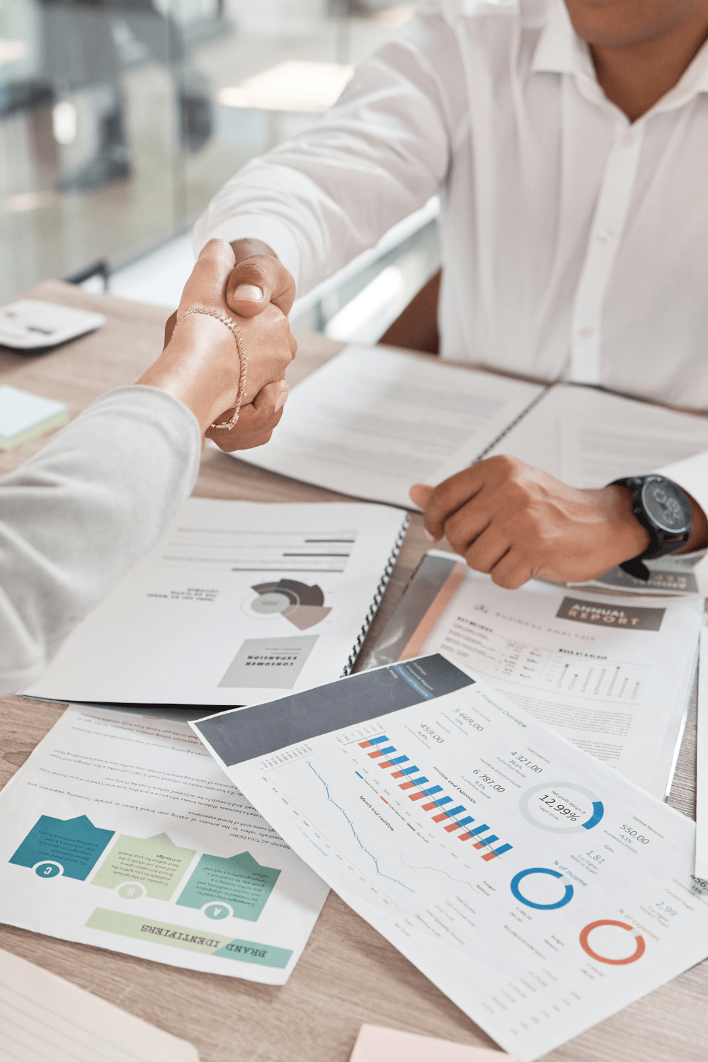 Funil de vendas B2B estruturado com etapas, critérios de avanço e métricas de conversão para operações comerciais escaláveis